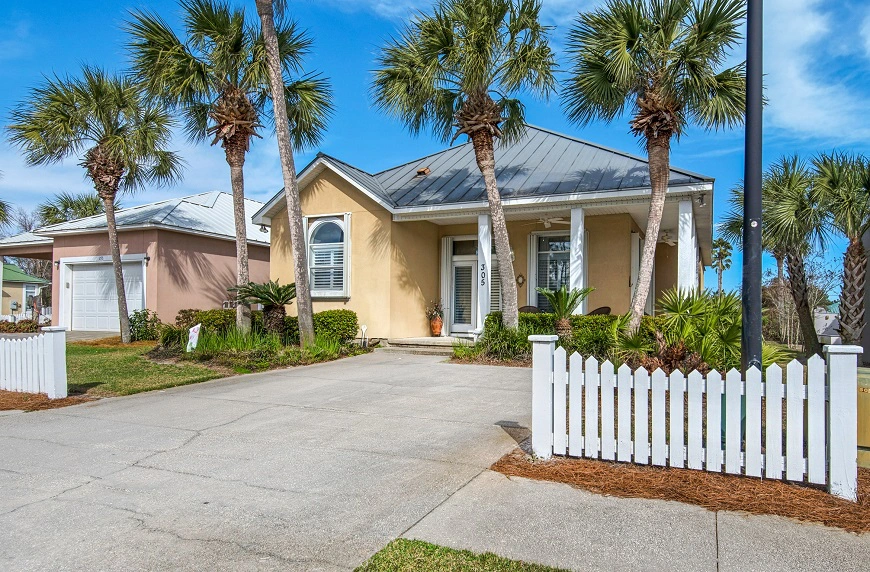 Với những ngôi nhà nằm gần biển thì nên sử dụng bu lông và ốc vít bằng inox để đảm bảo độ bền cho hệ thống mái tôn