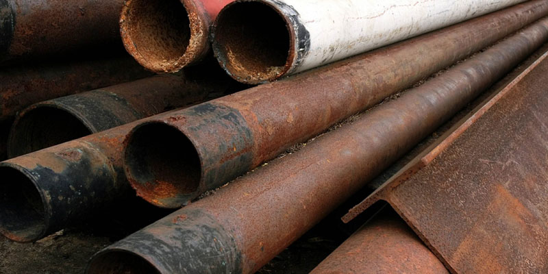 Tháo dỡ ống thép kém chất lượng khỏi công trình
