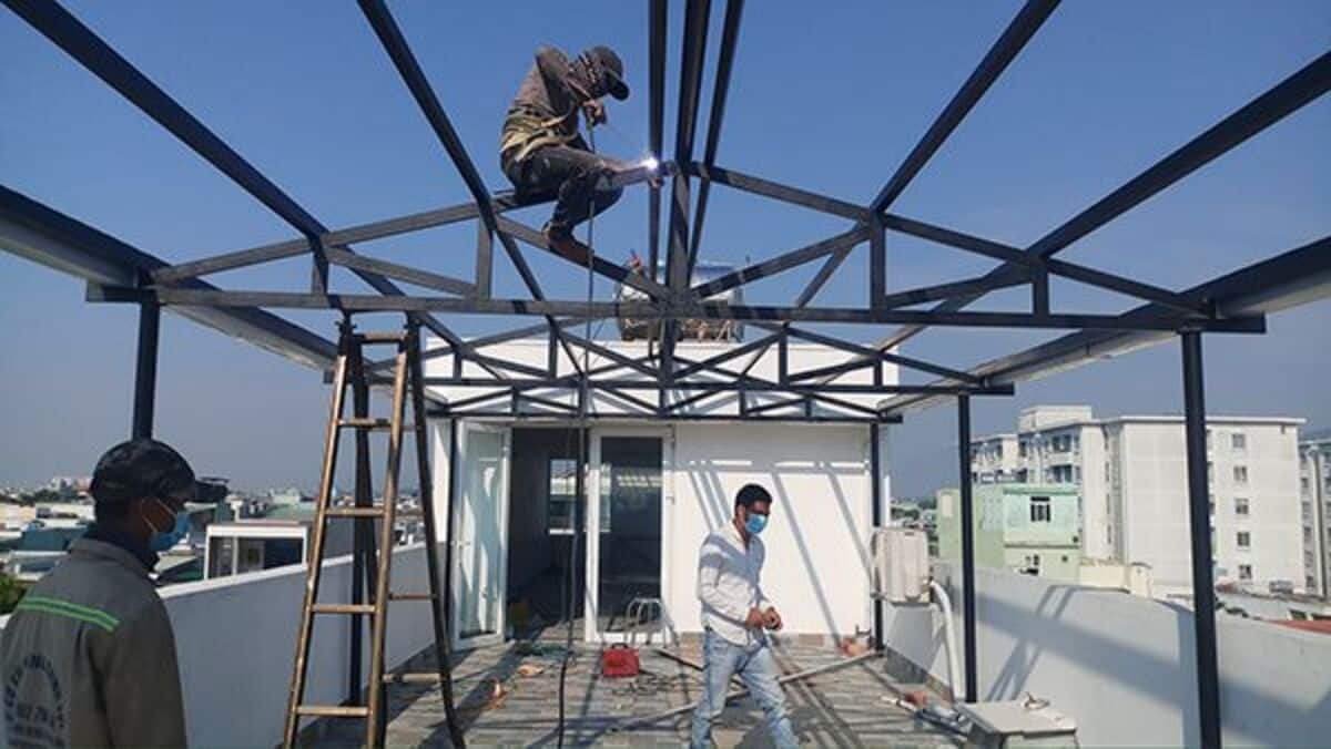Dựng xà gồ làm khung cho mái tôn chống nóng