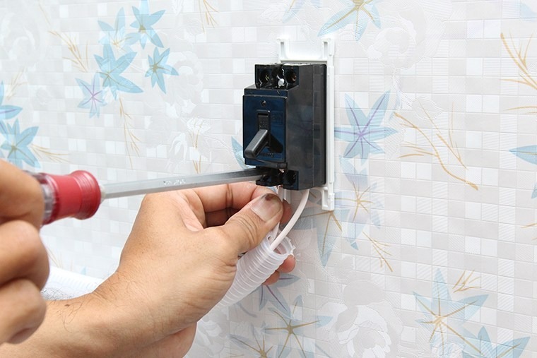 Cầu giao CB thông thường cho bình nóng lạnh