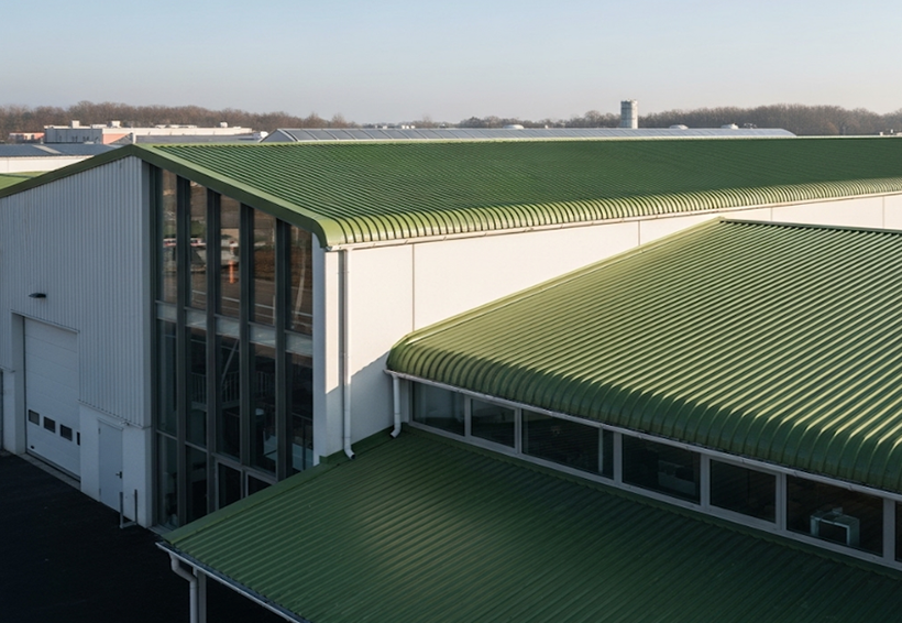 Công trình lợp tôn màu xanh rêu tạo cảm giác dịu mát