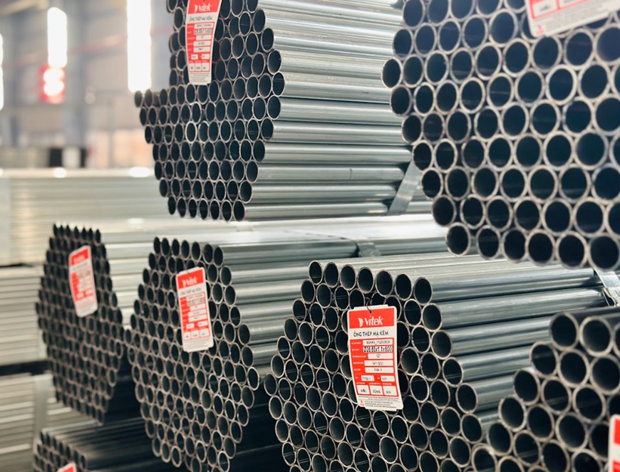 Lớp mạ kẽm không bong tróc, cực kỳ sáng bóng của một loại ống thép mạ kẽm được sản xuất trên dây chuyền tự động hóa cao - Hình ảnh được cung cấp từ Nhà Máy Mỹ Việt