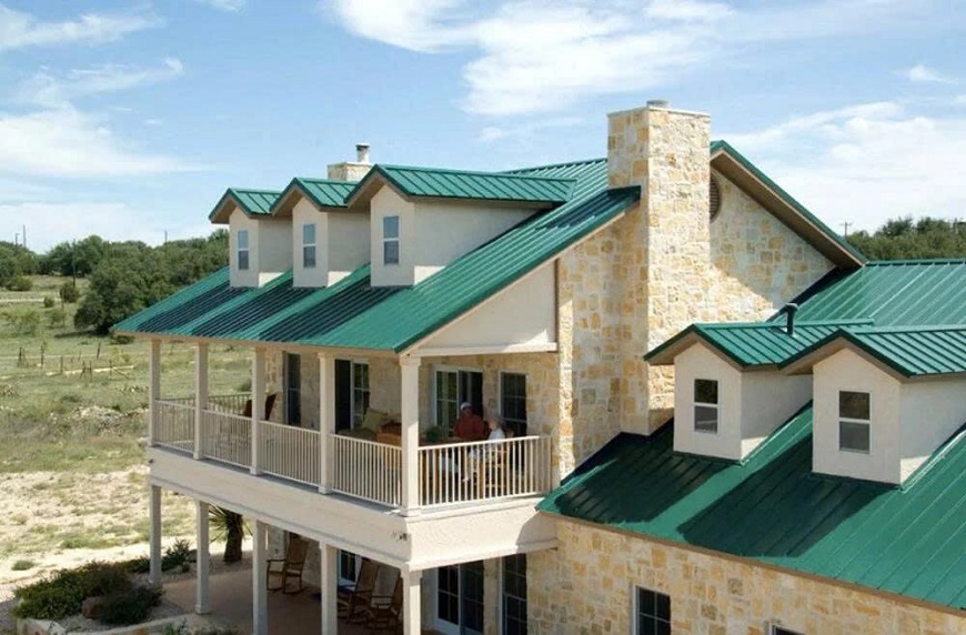 Tôn có bề mặt mịn, màu sắc đồng đều, dễ tạo hình và thi công nhanh, phù hợp cả với nhà dân dụng lẫn công trình công nghiệp quy mô lớn