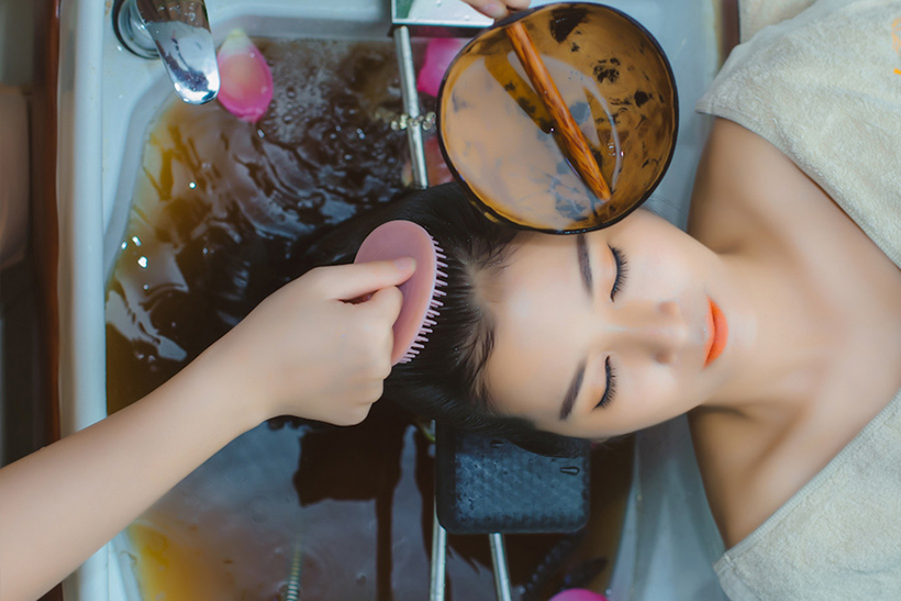 Kết hợp massage nhẹ nhàng khi gội đầu