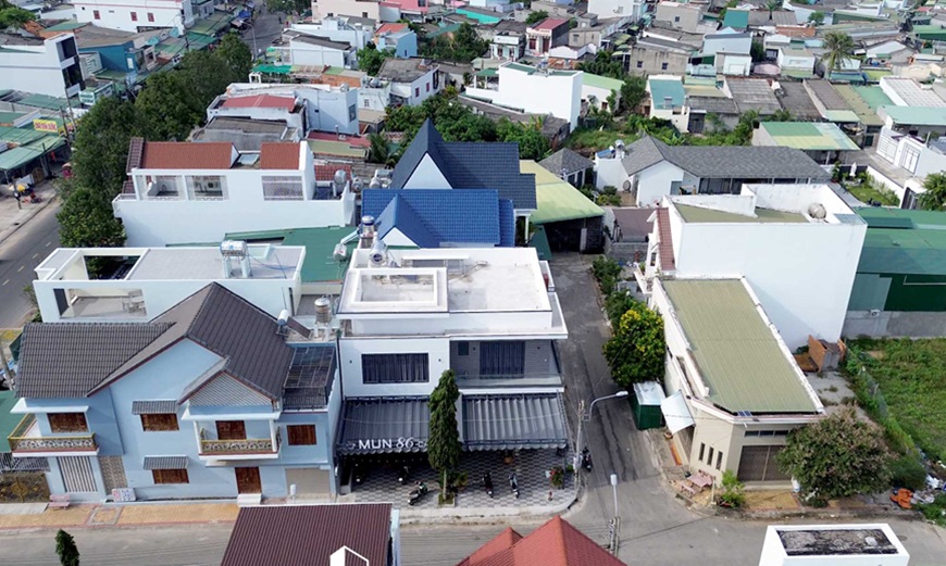 Mái nhà là phần cao nhất, tượng trưng cho trời, cho thiên khí bao phủ ngôi nhà