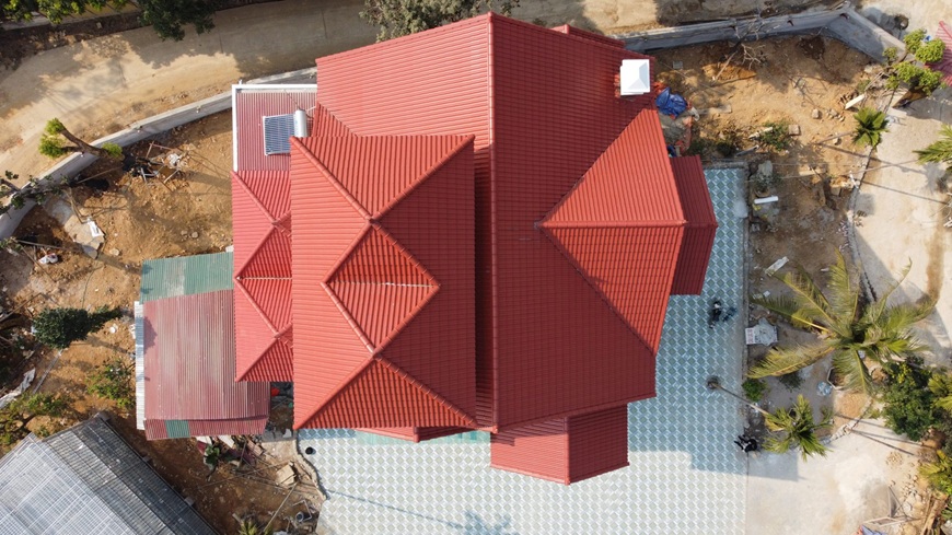 Với gia chủ mệnh Thổ, gam màu đỏ đậm của tôn giả ngói Vitek sẽ mang lại sự vững vàng