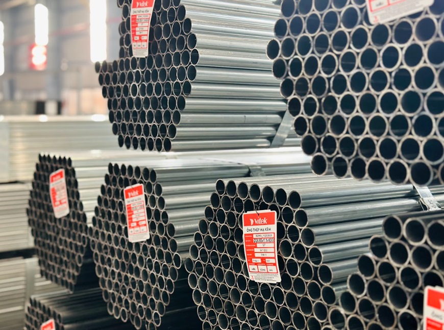 Với lớp mạ kẽm có độ phản quang nhẹ, bề mặt ống thép giúp tăng độ sáng cho không gian, tạo cảm giác rộng và thoáng hơn và dùng được cho cả sản xuất ngoại thất