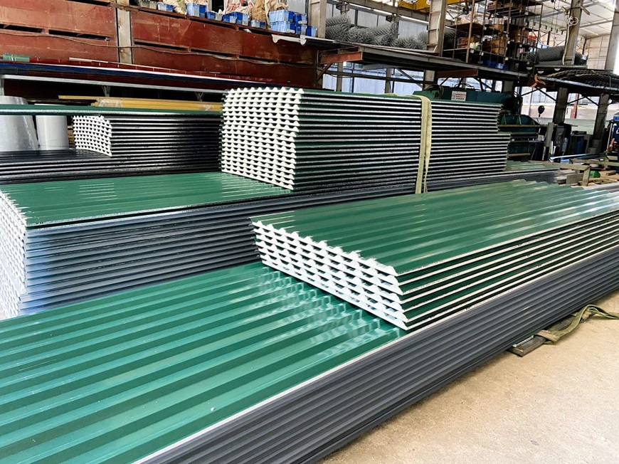 Bề mặt tôn Vitek đều được cân đối mịn màng và lớp tôn sáng bóng