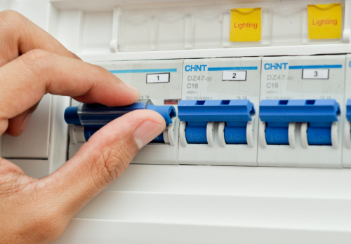 Lắp đặt thiết bị gần nguồn điện