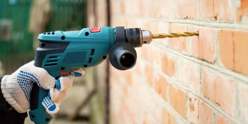 Kiểm tra bề mặt tường và bắt vít chắc chắn lên tường