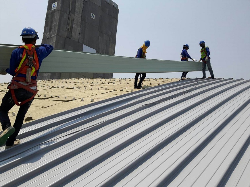 Đặt tấm tôn từ mép dưới và lợp dần lên theo một hướng nhất định để đảm bảo sự liền mạch