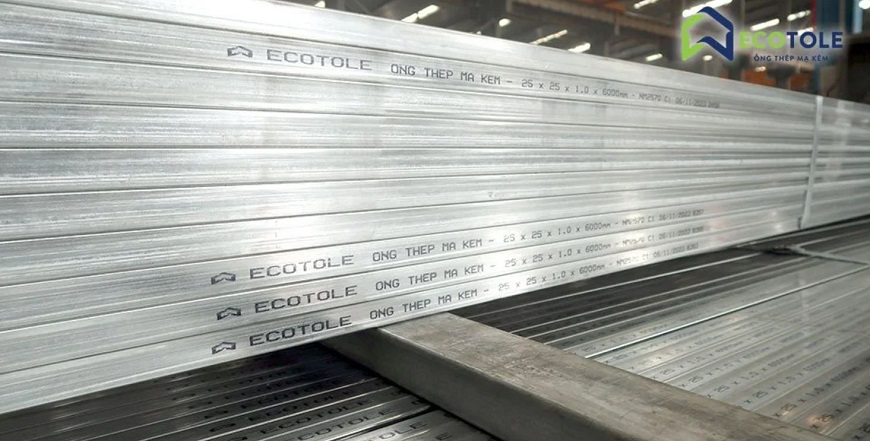 Logo được in trên bề mặt ống thép mạ kẽm Ecotole
