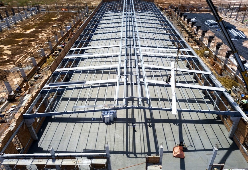 Thép có độ dẻo dai nhất định, vì thế mà có tính linh hoạt trong thiết kế, tạo được nhiều dạng công trình