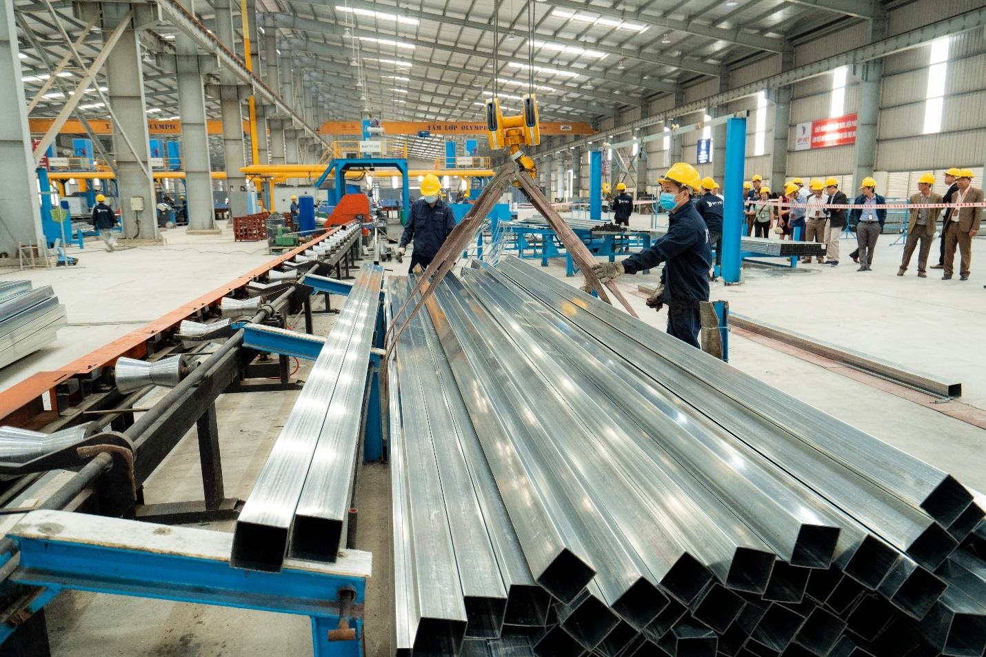 Sản phẩm thép ống hộp mạ kẽm Vitek trong quá trình sản xuất tại nhà máy