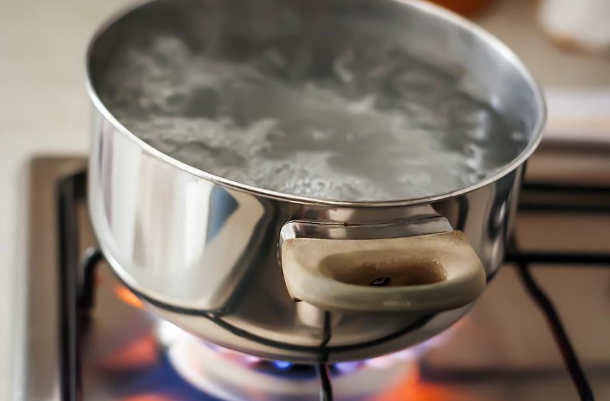 Đun một nồi nước sôi ngay khi về nhà mới là phong tục mang ý nghĩa may mắn cho gia chủ