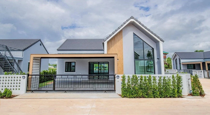 Nhà cấp 4 mái thái thiết kế thêm gara ô tô hoặc sân rộng để xe