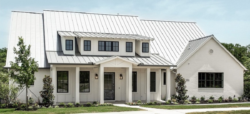 Tôn lợp mái màu trắng sữa giúp ngôi nhà trở lên sang trọng và độc đáo