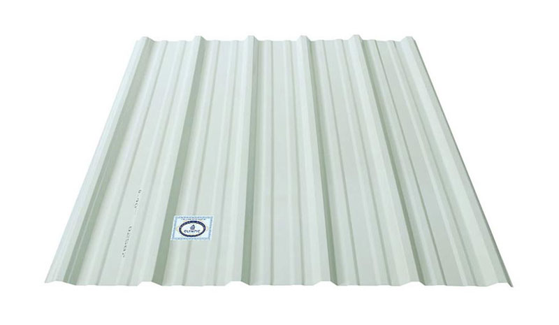 Tôn màu trắng sữa phù hợp với nhiều phong cách kiến trúc khác nhau, từ cổ điển đến hiện đại