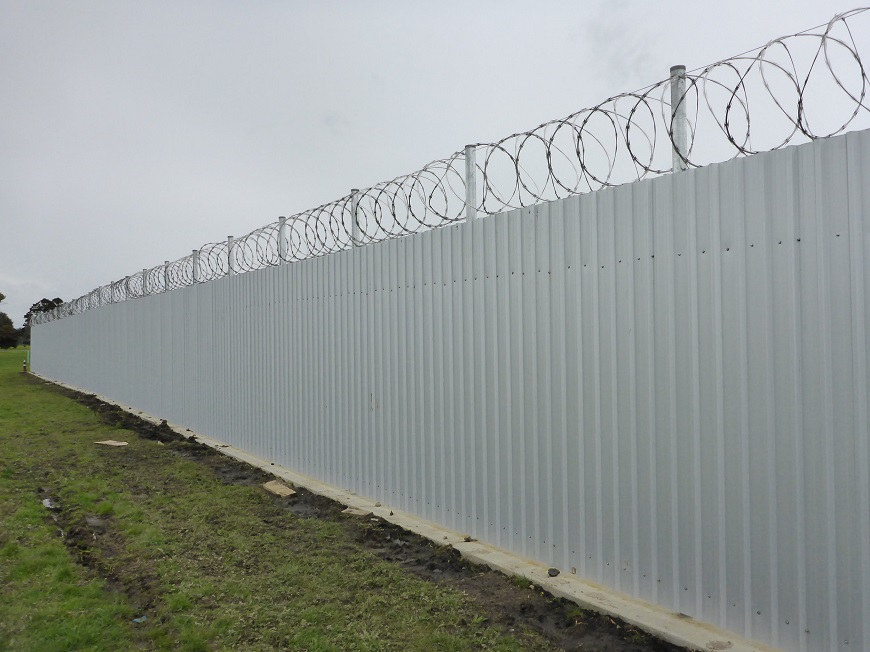 Tôn vách ngăn màu trắng sữa phù hợp với công trình cần sự nhẹ nhàng và thoáng đãng