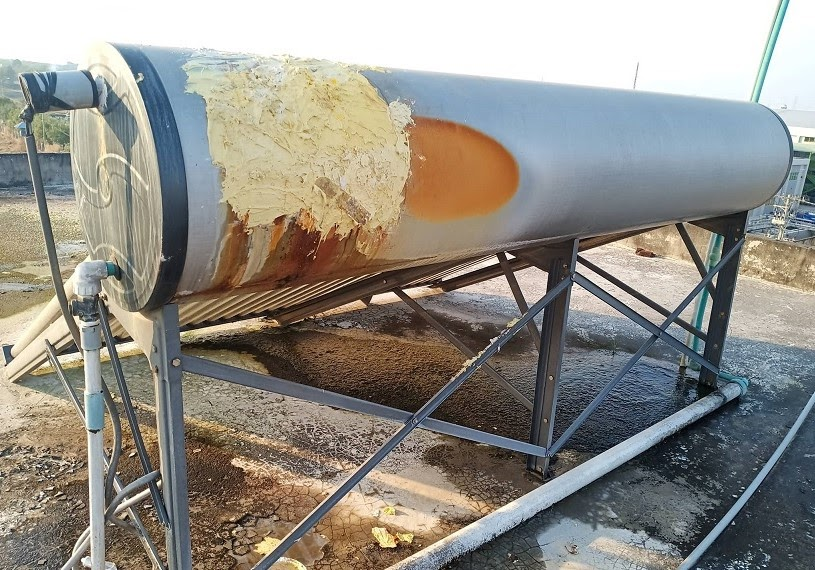 Bình bảo ôn bị thủng là nguyên nhân gây rỉ nước