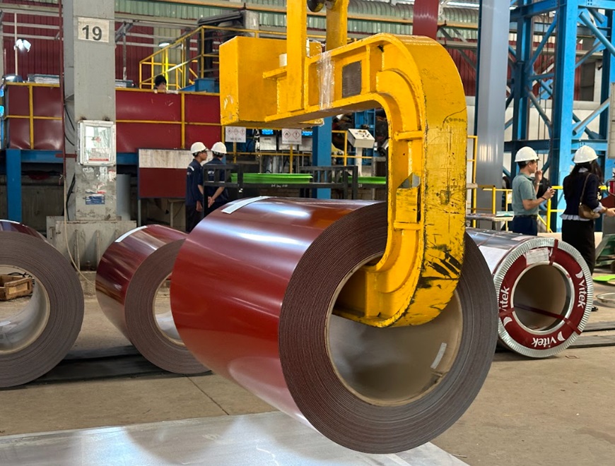 Để cấu tạo lên 1 sản phẩm tôn Vitek hoàn chỉnh, nó đã được trải qua rất nhiều bước xử lý trên các dây chuyền tân tiến