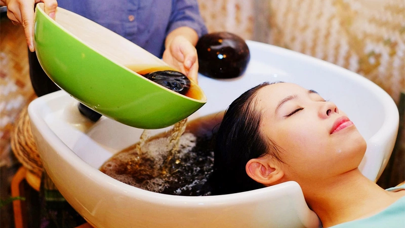 Gội đầu bằng thảo dược mang đến nhiều lợi ích cho mái tóc