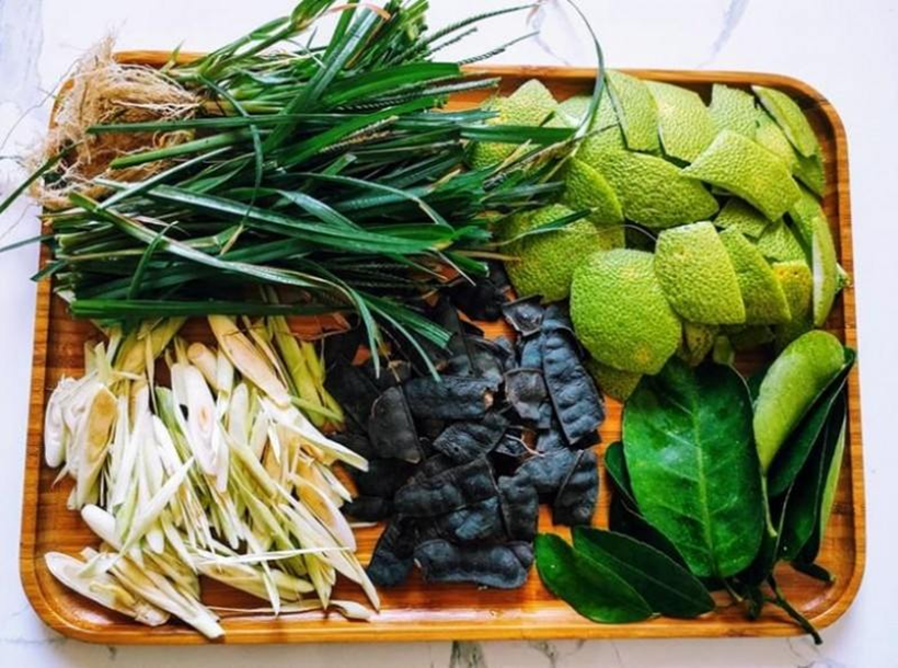 Chuẩn bị nguyên liệu để nấu nước lá gội đầu