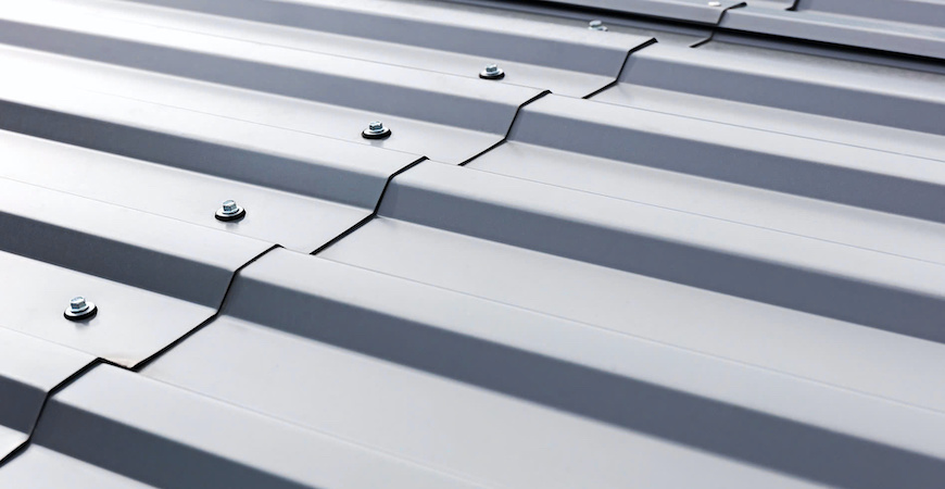 “Nên dùng tôn sóng vuông hay tôn giả ngói?” là câu hỏi được nhiều người quan tâm. Bài viết này của Mỹ Việt sẽ giúp bạn so sánh chi tiết hai loại tôn này để đưa ra lựa chọn phù hợp nhất cho công trình của mình." Danh mục nội dung 1. Bạn biết gì về tôn sóng vuông và tôn giả ngói? 1.1. Tôn sóng vuông 1.2. Tôn giả ngói 3. So sánh giữa tôn sóng vuông và tôn giả ngói 4. Lời khuyên cho việc chọn lựa 1. Bạn biết gì về tôn sóng vuông và tôn giả ngói? 1.1 Tôn sóng vuông Tôn sóng vuông sở hữu cấu trúc đặc trưng với những sóng vuông đều đặn, tạo nên vẻ ngoài đơn giản mà không kém phần hiện đại. Độ dày và kích thước của tôn rất đa dạng, đáp ứng linh hoạt các nhu cầu khác nhau của công trình. Bề mặt tôn thường được xử lý nhẵn mịn hoặc có vân nhẹ, không chỉ tăng tính thẩm mỹ mà còn dễ dàng vệ sinh. Tôn sóng vuông ghi xám Olympic Tôn sóng vuông là lựa chọn lý tưởng cho những công trình cần vừa đảm bảo độ bền, vừa tiết kiệm chi phí. Giá thành rẻ, cấu trúc đơn giản và khả năng chịu lực tốt là những ưu điểm nổi bật của loại tôn này. Nhờ vậy, tôn sóng vuông được ứng dụng rộng rãi trong các công trình như nhà xưởng, nhà kho, mái che và nhà dân dụng đơn giản. Ngôi nhà trở nên nổi bật với tôn sóng vuông 1.2 Tôn giả ngói Tôn giả ngói có thiết kế mô phỏng hình dáng của ngói truyền thống, mang lại vẻ đẹp thẩm mỹ cao. Loại tôn này thường được ứng dụng cho các công trình nhà ở, biệt thự, nhà hàng,... tạo nên kiến trúc sang trọng và độc đáo. Tôn giả ngói ghi xám Olympic Đặc điểm nổi bật của tôn giả ngói chính là cấu trúc và thiết kế độc đáo. Với bề mặt mô phỏng hình dáng và màu sắc tự nhiên của ngói truyền thống, tôn giả ngói không chỉ mang đến vẻ đẹp thẩm mỹ cao cấp cho công trình mà còn kết hợp hài hòa giữa nét cổ điển và hiện đại. Ưu điểm nổi bật của loại tôn này là độ bền cao, khả năng chống chịu tốt với mọi điều kiện thời tiết, giúp tiết kiệm chi phí bảo trì, sửa chữa. Bên cạnh đó, tôn giả ngói còn có tuổi thọ lâu dài, góp phần bảo vệ môi trường. Với những ưu điểm này, tôn giả ngói cũng được ứng dụng rộng rãi trong nhiều công trình xây dựng, từ nhà ở dân dụng đến các công trình công nghiệp. Ngôi nhà vừa mang nét truyền thống lẫn hiện đại nhờ lợp tôn sóng ngói 4. So sánh giữa tôn sóng vuông và tôn giả ngói Dưới đây là bảng so sánh các tính năng giữa tôn sóng vuông và tôn sóng ngói giúp bạn dễ dàng hơn trong việc lựa chọn loại tôn phù hợp cho công trình của mình. Tính năng Tôn sóng vuông Tôn giả ngói Hiệu suất cách nhiệt và cách âm Khả năng cách nhiệt và cách âm ở mức trung bình. Khả năng cách nhiệt và cách âm tốt hơn tôn sóng vuông nhờ cấu trúc sóng giả ngói giúp tạo ra lớp không khí cách nhiệt. Độ bền và khả năng chống chịu thời tiết Độ bền cao, chịu được va đập tốt. Khả năng chống ăn mòn, chịu nhiệt tốt nhờ lớp mạ. Độ bền tương đương tôn sóng vuông. Khả năng chống ăn mòn, chịu nhiệt tốt. Tuy nhiên, lớp sơn phủ giả ngói có thể bị phai màu theo thời gian nếu không được bảo dưỡng tốt. Khả năng thoát nước Nhờ thiết kế sóng vuông giúp nước mưa thoát nhanh Tốt, nhưng có thể bị cản trở phần nào bởi các rãnh sóng giả ngói Chi phí và hiệu quả kinh tế Chi phí thấp hơn tôn giả ngói. Thi công nhanh, dễ dàng. Chi phí cao hơn tôn sóng vuông do công nghệ sản xuất phức tạp hơn. Tuy nhiên, tính thẩm mỹ cao giúp tăng giá trị ngôi nhà. Yêu cầu lắp đặt và bảo trì Lắp đặt đơn giản, không yêu cầu kỹ thuật cao. Bảo trì ít. Lắp đặt cần kỹ thuật hơn, đặc biệt ở những góc cạnh. Bảo trì cần chú ý đến lớp sơn phủ giả ngói. Tính ứng dụng Phù hợp với nhiều loại công trình, từ nhà ở dân dụng đến công trình công nghiệp. Thường được sử dụng cho các mái nhà có độ dốc lớn. Thường được sử dụng cho các công trình có yêu cầu cao về thẩm mỹ, như biệt thự, nhà phố cao cấp. 5. Lời khuyên cho việc chọn lựa Việc lựa chọn tôn sóng vuông hay tôn giả ngói phụ thuộc vào nhiều yếu tố như: Ngân sách: Về ngân sách, tôn sóng vuông là lựa chọn kinh tế hơn, phù hợp với những công trình cần tiết kiệm chi phí. Giá thành rẻ hơn do thiết kế đơn giản và vật liệu phổ biến. Ngược lại, tôn giả ngói thường có giá cao hơn do thiết kế phức tạp, đòi hỏi công nghệ sản xuất tinh xảo và sử dụng vật liệu cao cấp, đáp ứng nhu cầu thẩm mỹ cao của nhiều công trình. Kiến trúc: Kiến trúc của ngôi nhà sẽ được tôn lên bởi sự lựa chọn vật liệu lợp mái phù hợp. Tôn sóng vuông mang đến vẻ ngoài đơn giản, hiện đại, phù hợp với nhiều kiểu nhà. Trong khi đó, tôn giả ngói với thiết kế mô phỏng mái ngói truyền thống sẽ là điểm nhấn hoàn hảo cho những ngôi nhà theo phong cách cổ điển hoặc tân cổ điển, tạo nên vẻ đẹp sang trọng và đẳng cấp. Độ dốc mái: Khi lựa chọn vật liệu lợp mái, độ dốc của mái là yếu tố cần được xem xét kỹ lưỡng. Tôn sóng vuông phù hợp với nhiều loại mái, từ mái bằng đến mái dốc lớn, đáp ứng được nhu cầu đa dạng của người dùng. Tuy nhiên, để tôn giả ngói phát huy hết vẻ đẹp và chức năng của mình, mái nhà cần có độ dốc nhất định. Độ dốc mái quá nhỏ có thể làm giảm tính thẩm mỹ và gây khó khăn cho việc thoát nước, dẫn đến tình trạng thấm dột. Khả năng thoát nước: Về khả năng thoát nước, cả tôn sóng vuông và tôn giả ngói đều được thiết kế để đảm bảo nước mưa thoát nhanh. Tuy nhiên, thiết kế sóng vuông của tôn sóng vuông giúp tăng cường hiệu quả thoát nước, giảm thiểu nguy cơ ứ đọng nước trên mái. Với tôn giả ngói, mặc dù cũng có khả năng thoát nước tốt nhưng hiệu quả còn phụ thuộc rất lớn vào độ dốc của mái. Mái càng dốc, nước mưa càng thoát nhanh và hiệu quả. Lựa chọn tôn sóng vuông hay tôn giả ngói phụ thuộc vào nhiều yếu tố >>> Xem thêm: Kinh nghiệm khi chọn mua tôn lợp mái nhà Mỹ Việt tự hào giới thiệu sản phẩm tôn Olympic - sản phẩm chất lượng cao, được sản xuất trên dây chuyền công nghệ hiện đại, đáp ứng tiêu chuẩn quốc tế. Với tất cả những ưu điểm được kể đến ở trên, tôn sóng vuông và tôn sóng ngói Olympic giúp ngôi nhà của bạn không chỉ đẹp mà còn bền vững với thời gian. Bạn có thể liên hệ đến Tổng đài 0243 733 0886 (số máy lẻ 21) hoặc Trung tâm bảo hành 1800 5777 86 (miễn cước gọi đến) để các chuyên viên chăm sóc khách hàng của chúng tôi tư vấn, hỗ trợ, giải đáp cho bạn các thắc mắc một cách nhanh nhất. Hãy để tôn Olympic của Mỹ Việt góp phần tạo nên không gian sống hoàn hảo cho gia đình bạn! Qua những so sánh trên, có thể thấy cả tôn sóng vuông và tôn giả ngói đều có những ưu điểm riêng. Việc lựa chọn loại tôn nào phụ thuộc rất nhiều vào nhu cầu, điều kiện kinh tế và đặc điểm của công trình. Mỹ Việt Group hy vọng bạn đã có được lựa chọn phù hợp cho công trình của mình.