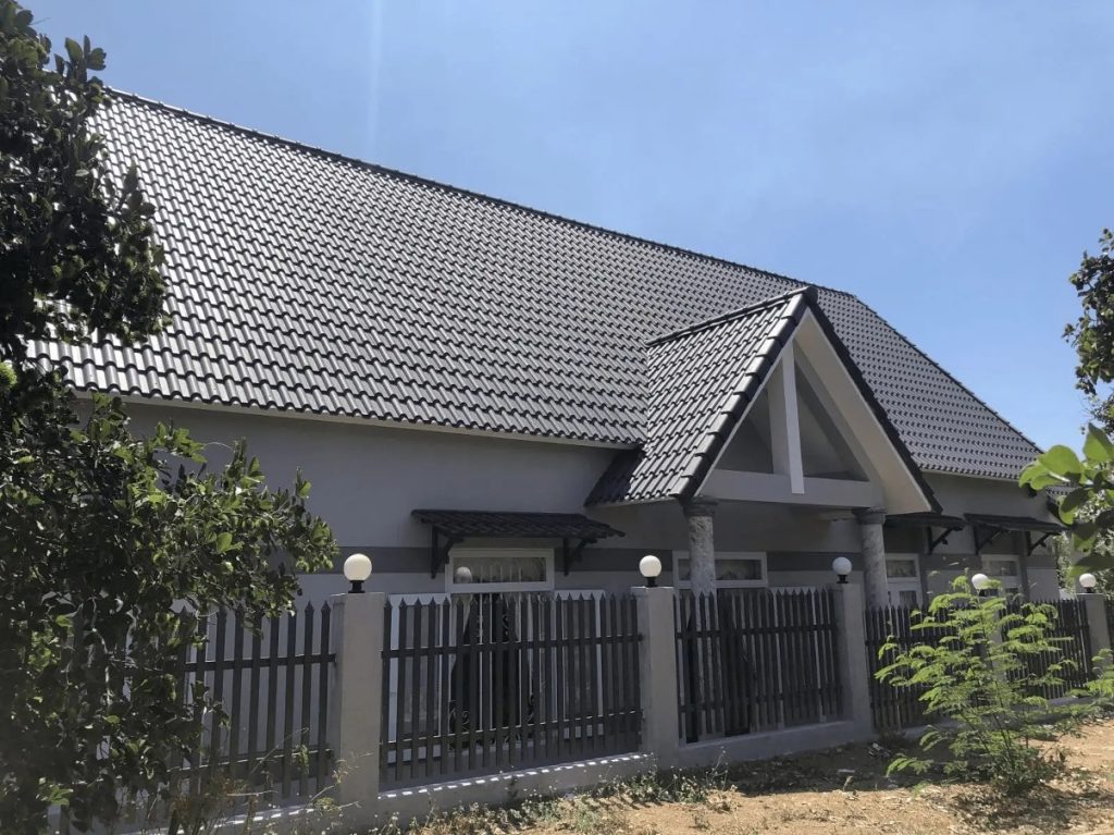 Tôn giả ngói màu ghi xám nâng tầm vẻ đẹp cho ngôi nhà