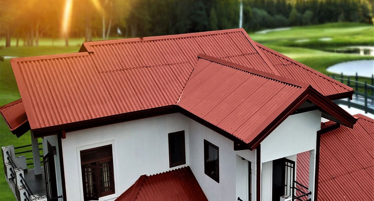 Nắng nóng khiến nhiệt độ tôn tăng cao gây nứt, hư hỏng mái tôn