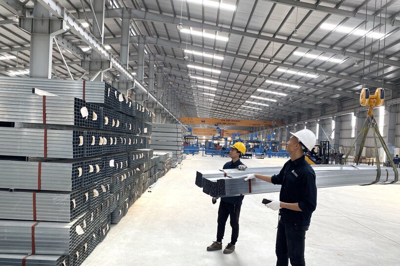 Đóng bó thành phẩm trước khi phân phối ra thị trường