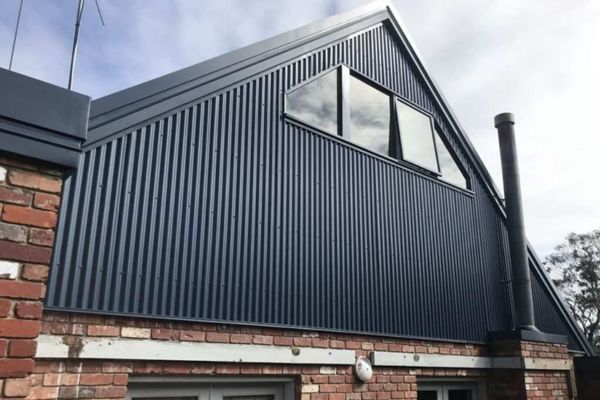 Ốp tôn chống thấm giúp tường được bảo vệ khỏi ẩm mốc, thấm dột