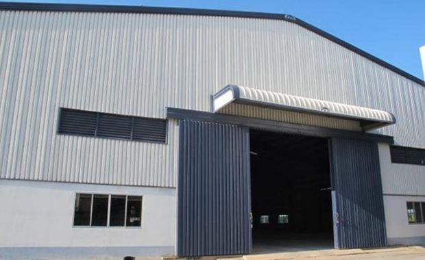 Mẫu nhà xưởng ốp tôn chống thấm Olympic màu trắng sữa bền đẹp