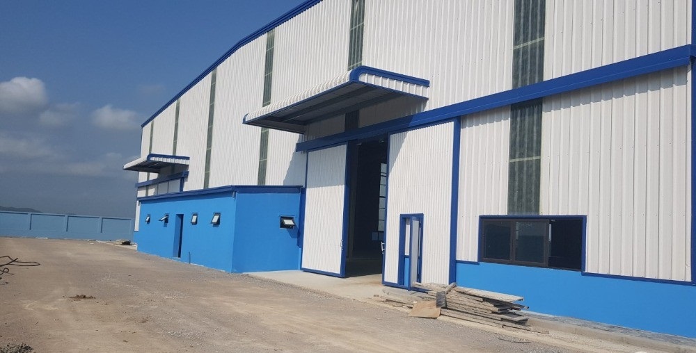 Việc lắp đặt tôn ốp tường chống thấm cho nhà xưởng không hề đơn giản