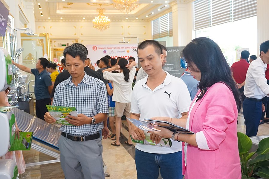 Khách hàng tham quan và tìm hiểu sản phẩm thiết bị vệ sinh của Olympic