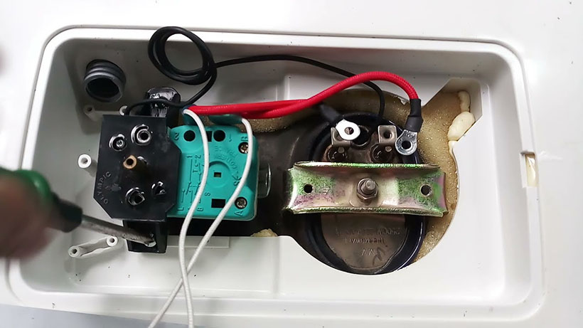 Vệ sinh các linh kiện bên trong bình nóng lạnh