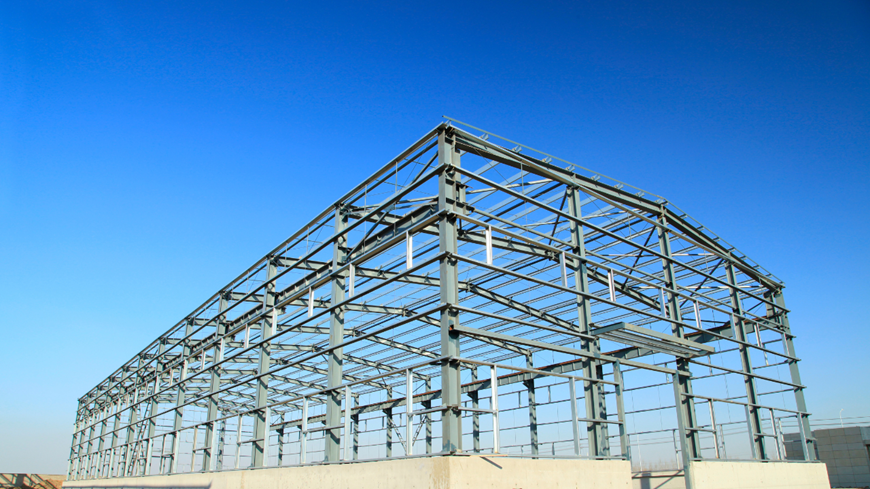 Khung thép sẽ được gia công tại nhà máy hoặc ngay tại khu vực xây dựng tùy theo quy mô là nhỏ hay lớn