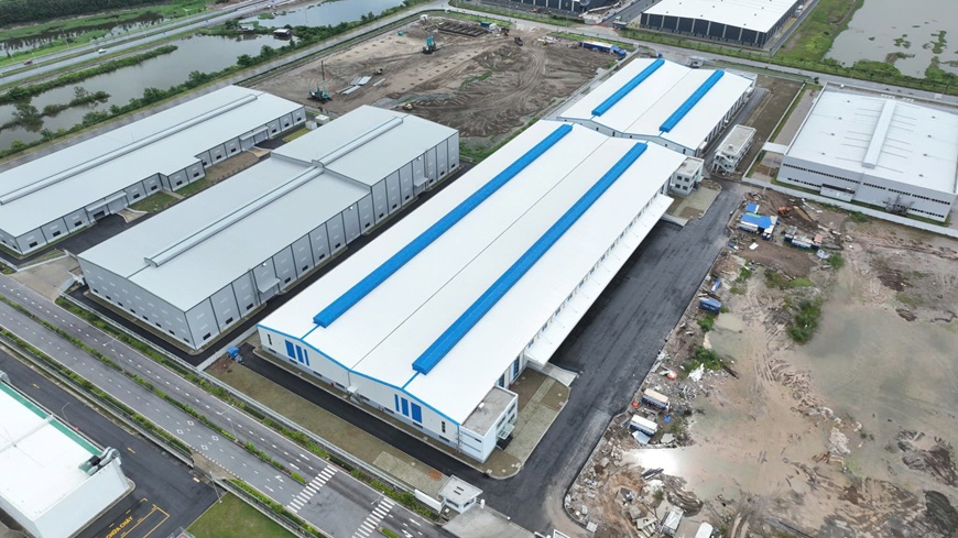 Một nhà thép tiền chế công nghiệp hoàn chỉnh