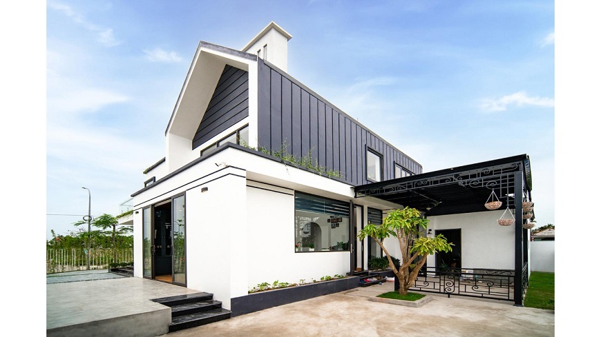 Kiểu mái không hợp với kiến trúc ngôi nhà cũng khiến hình dáng trở nên không cân xứng