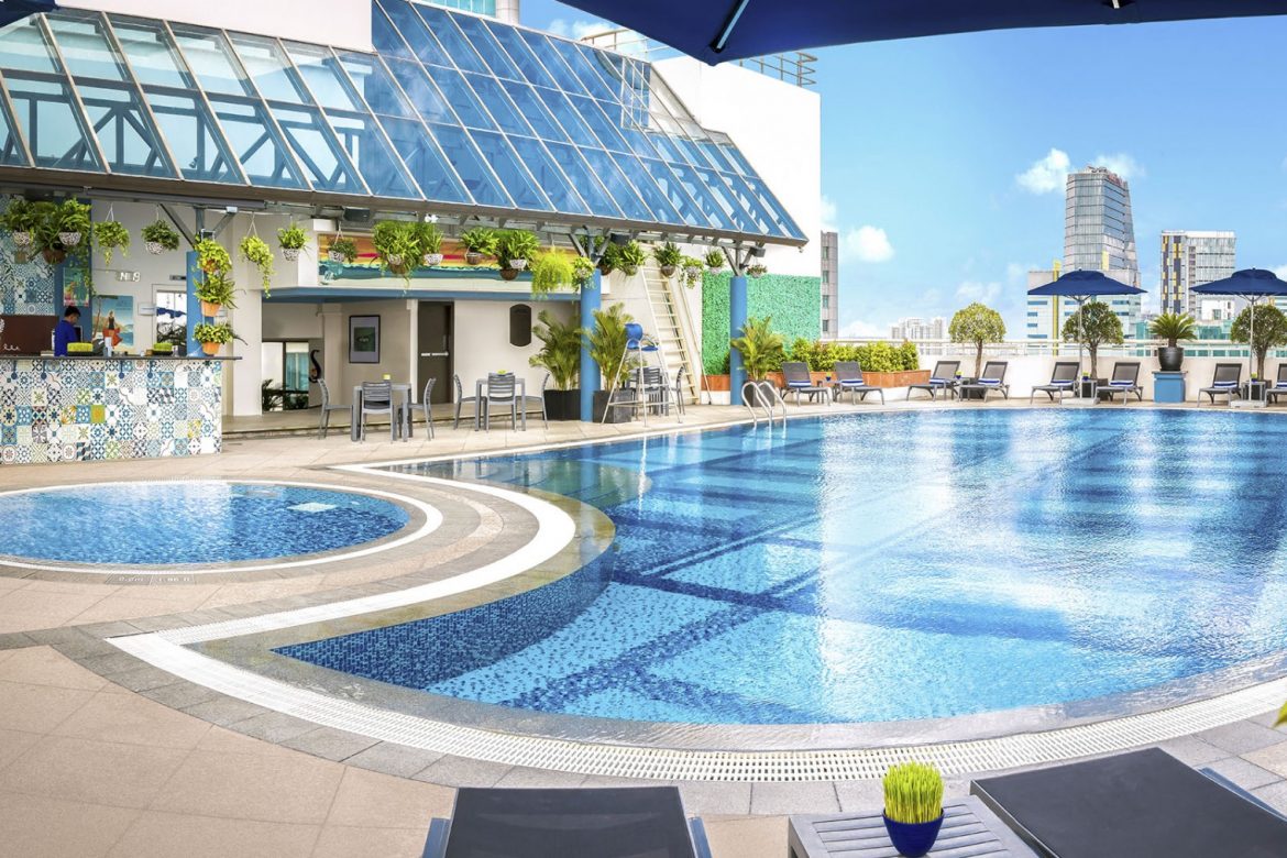 Tấm lợp lấy sáng cho bể bơi mang vẻ đẹp hiện đại