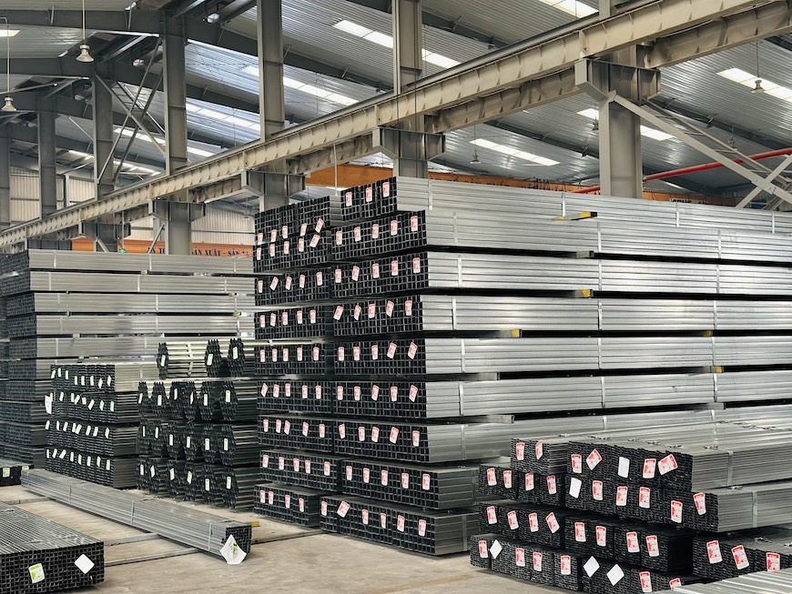 Mỗi bó ống thép hộp vuông được đóng 5 đai màu trắng