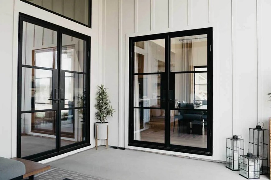 Nhà ở sử dụng thép hộp mạ kẽm 60x120 làm khung cửa được phủ thêm lớp sơn tạo màu tạo sự hiện đại cho ngôi nhà