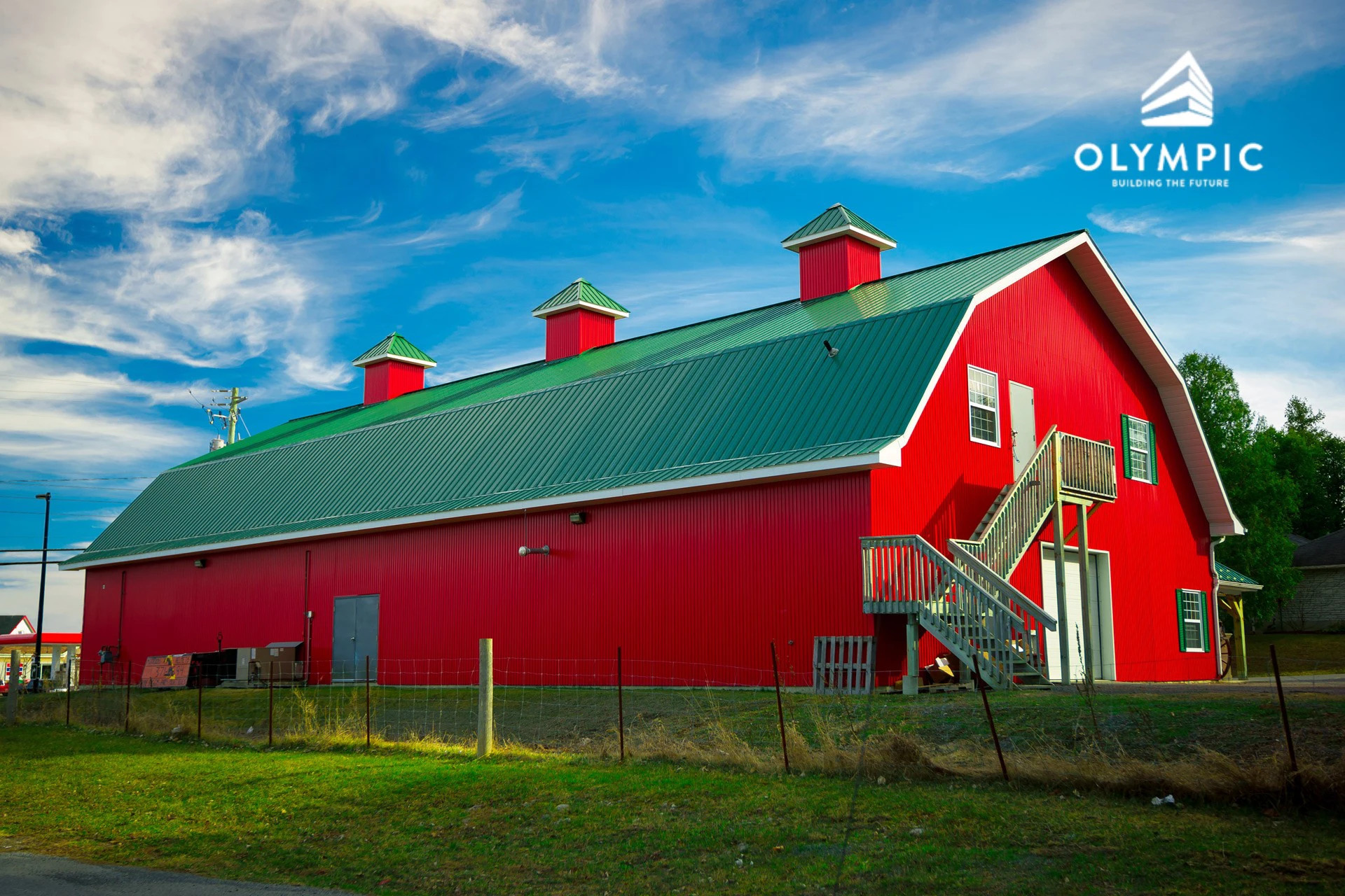 Tôn lợp mái PU giúp trang trại luôn khô ráo, thoáng mát