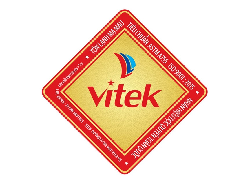 Tôn cách nhiệt Vitek có lớp tôn bề mặt là tôn mạ màu với cấu tạo chắc chắn, bền bỉ và khả năng chống ăn mòn cao.