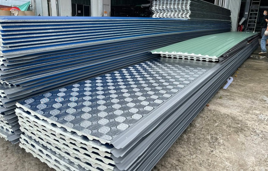 Tôn xốp cách nhiệt hay còn được biết đến với những  cái tên khác như tôn lạnh 3 lớp, tôn xốp PU,...