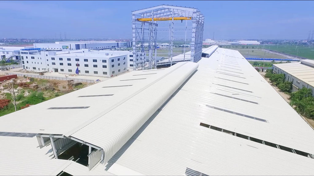 Tôn chống cháy trắng sữa trong công trình nhà xưởng