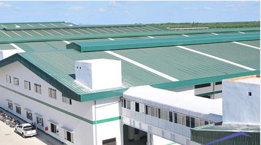 Mái tôn không chỉ bảo vệ không gian làm việc mà còn ảnh hưởng trực tiếp đến hiệu quả hoạt động của nhà xưởng