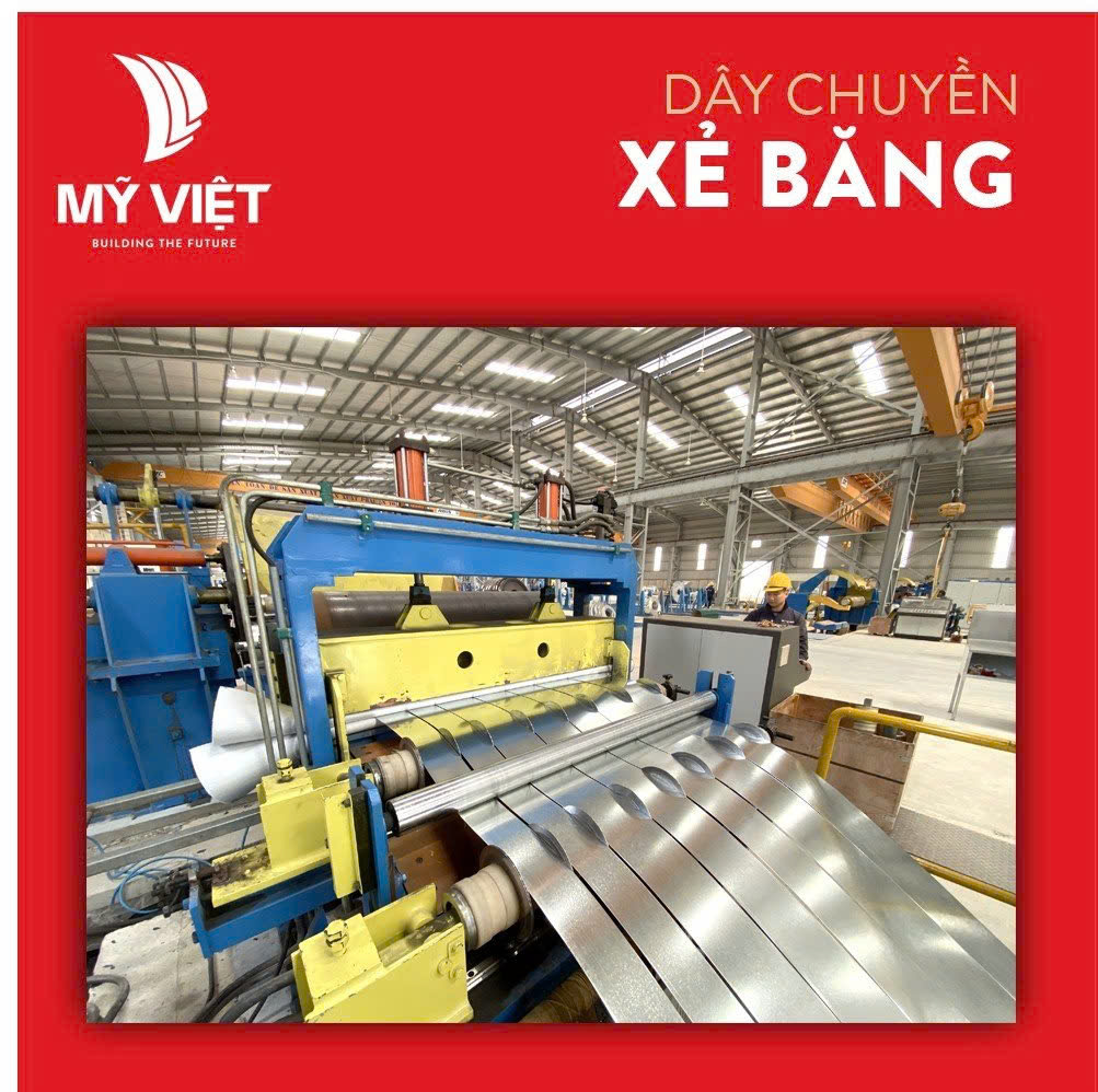 Cuộn sắt được đưa qua máy xẻ băng để cắt thành các tấm có kích thước và độ dày đồng đều