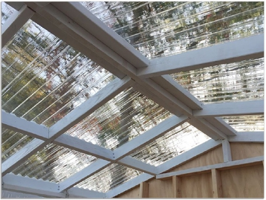 Khi dùng tấm lợp lấy sáng trong chuồng trại giúp tiết kiệm chi phí điện