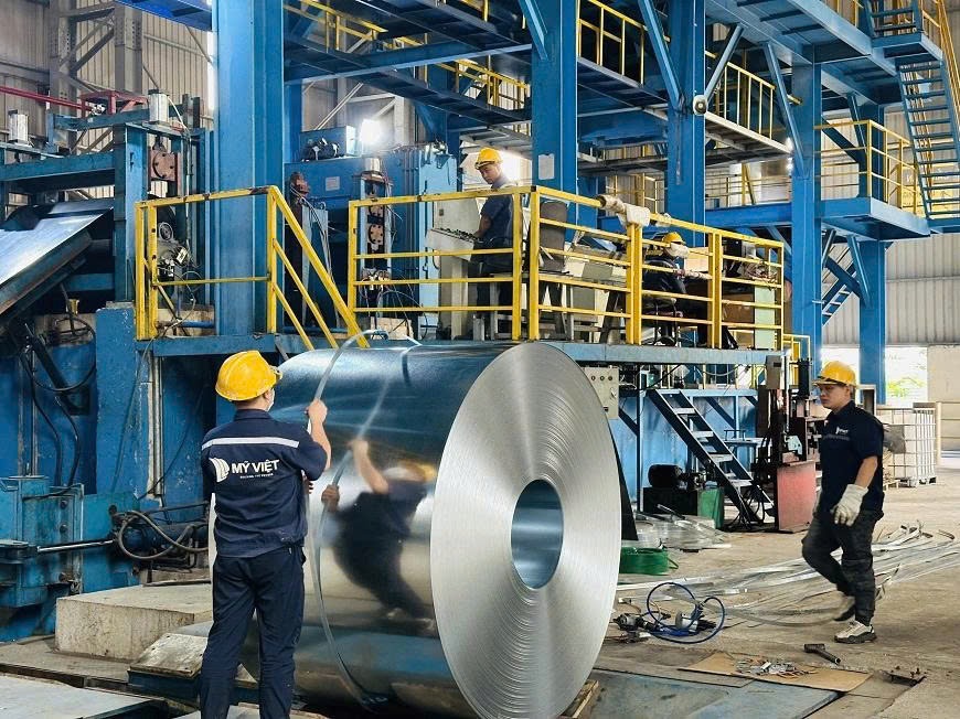 Các sản phẩm tôn cuộn mạ kẽm của Mỹ Việt được sản xuất trên dây chuyền hiện đại, đáp ứng tiêu chuẩn kỹ thuật cao và phù hợp với nhiều lĩnh vực ứng dụng từ công nghiệp đến xây dựng dân dụng